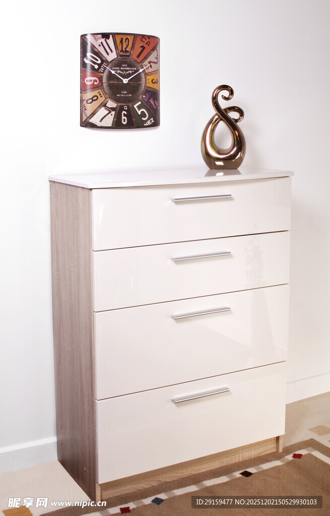 简约白色抽屉柜装饰摆件