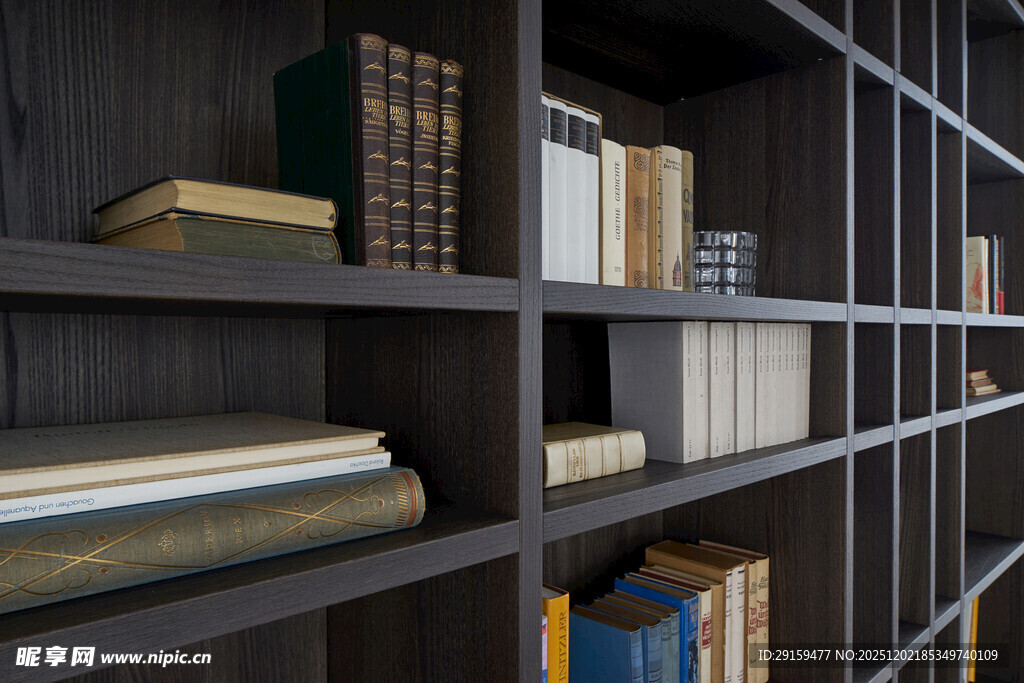 木质书架上的书籍与卷轴