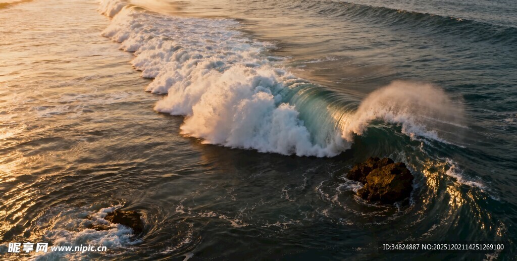 海上波涛汹涌浪花飞溅