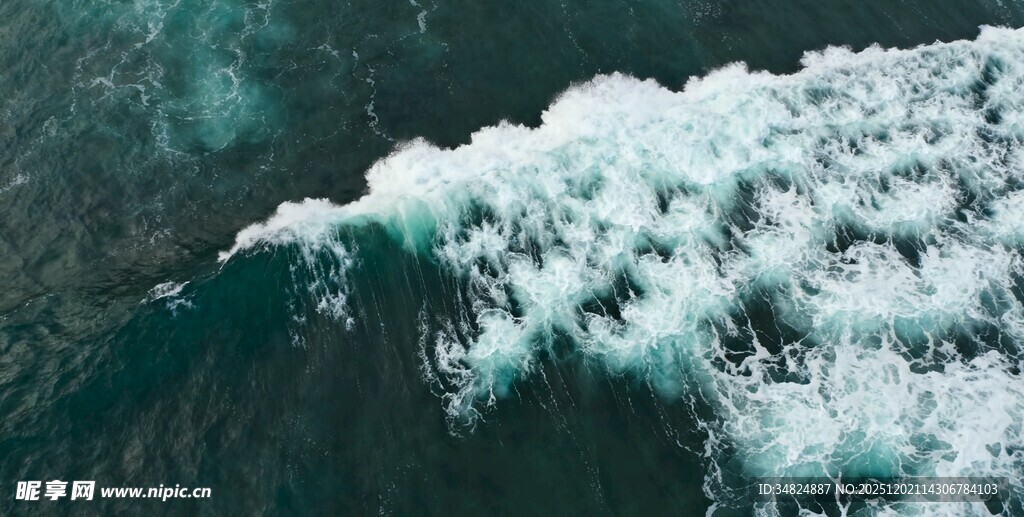 汹涌海浪展现海洋磅礴力量