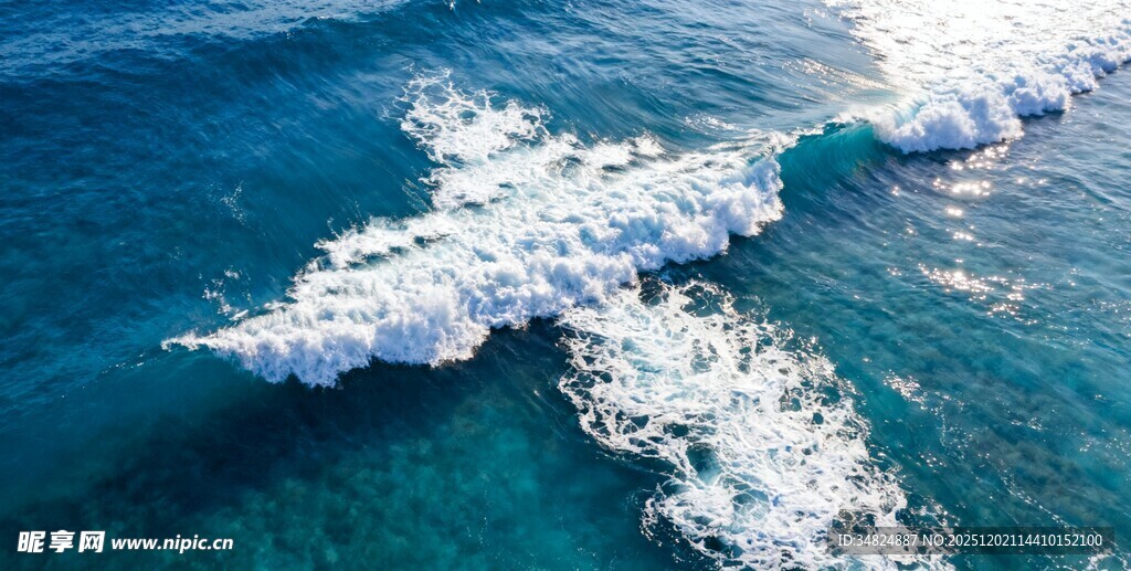 海上浪花翻涌的美丽景象