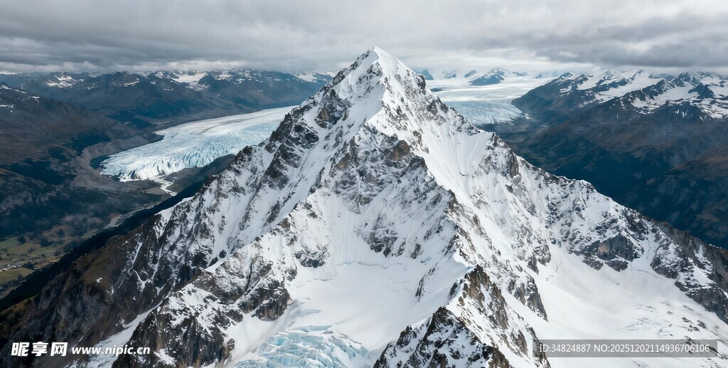 巍峨雪山壮丽景致
