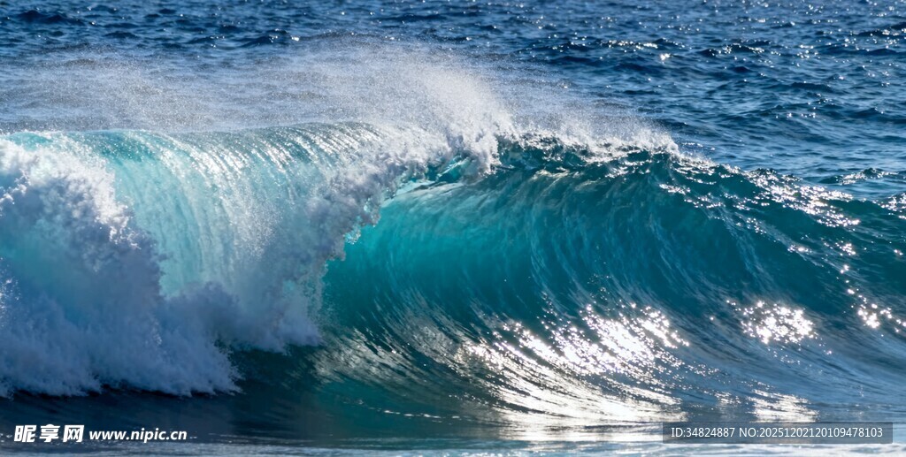 蓝色海浪翻涌的美丽瞬间