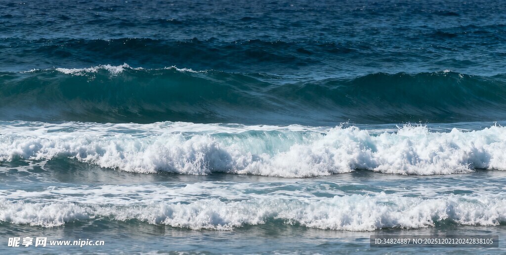 海浪翻涌的蓝色海洋