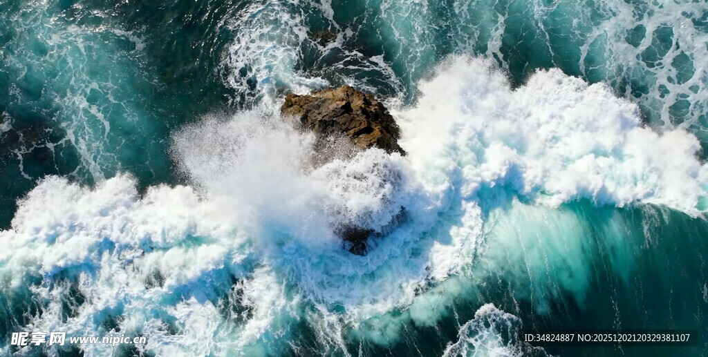 海浪拍击礁石壮观景象