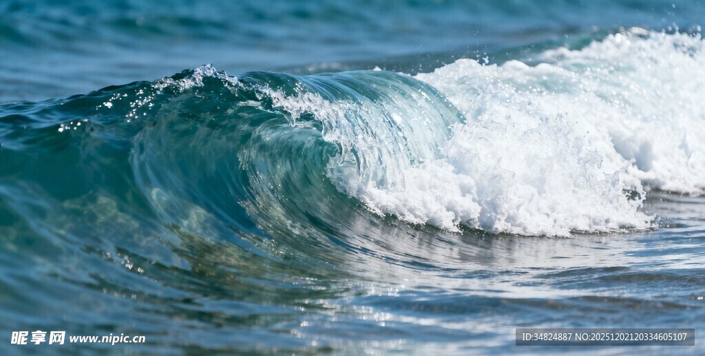 蓝色海浪翻滚瞬间