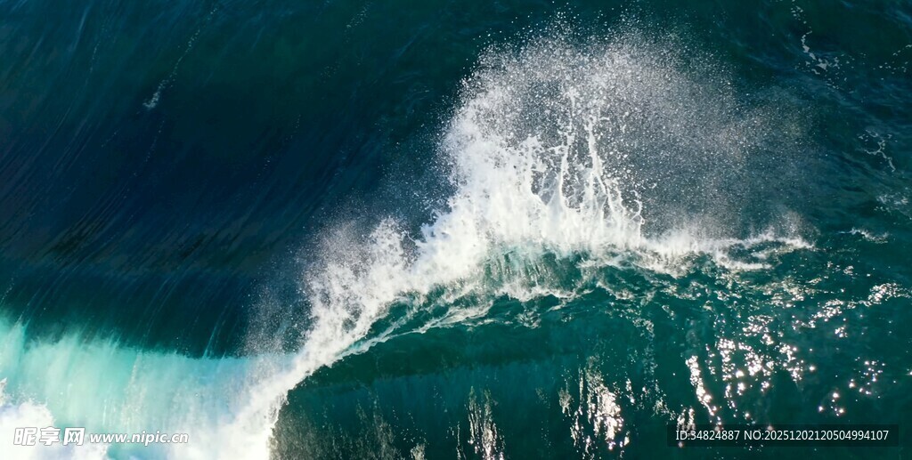 汹涌海浪展现海洋磅礴力量