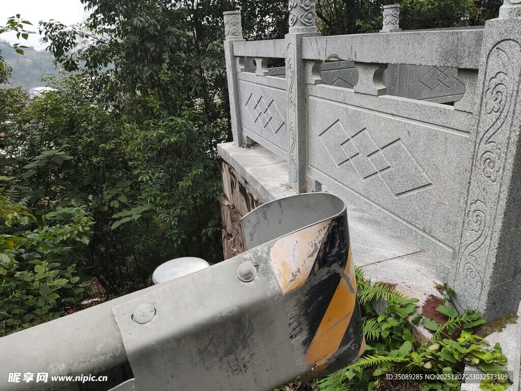 景区护栏旁的观景视角