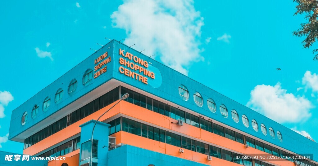 蓝天下的独特建筑