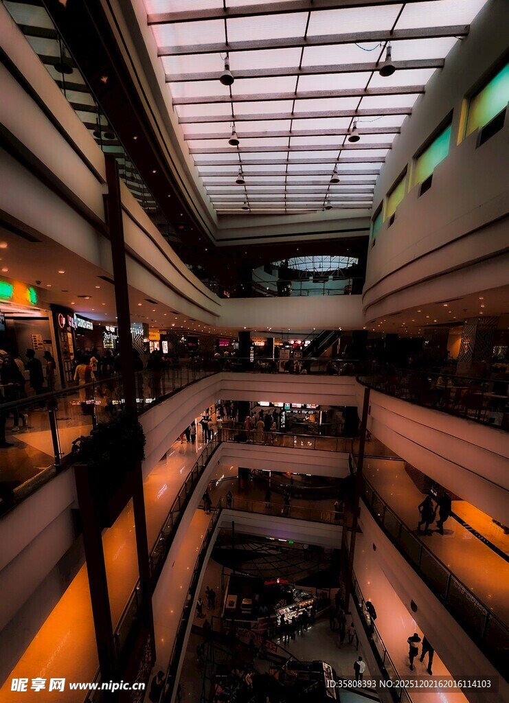 商场内部多层空间