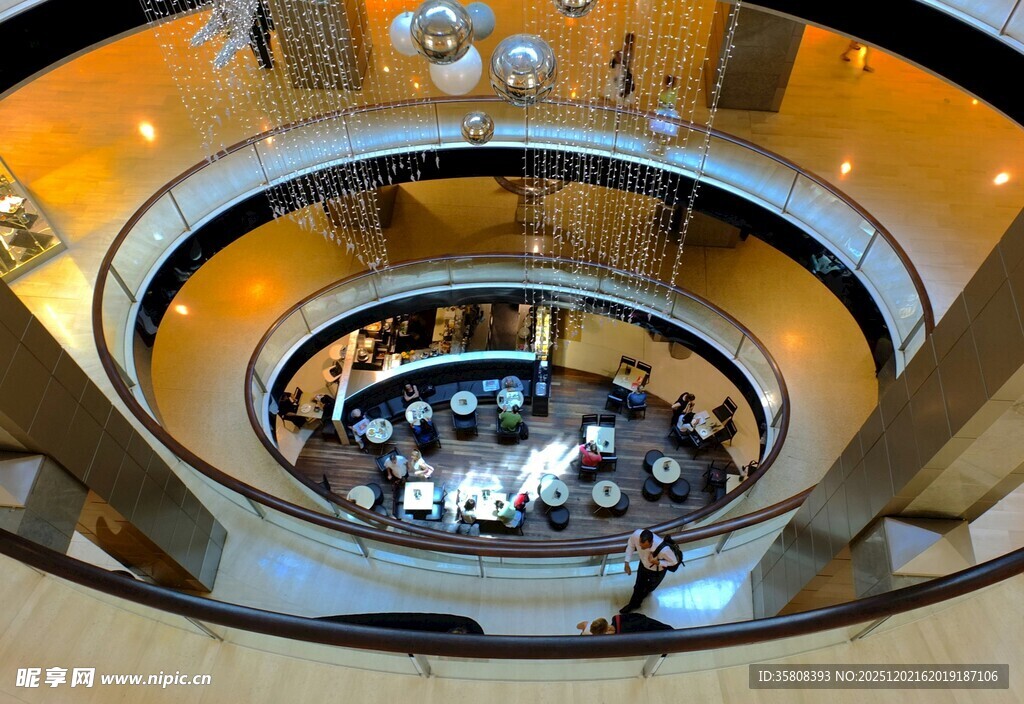 商场内部环形空间