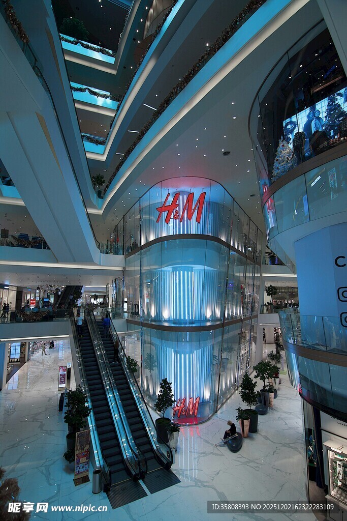 现代商场内部场景