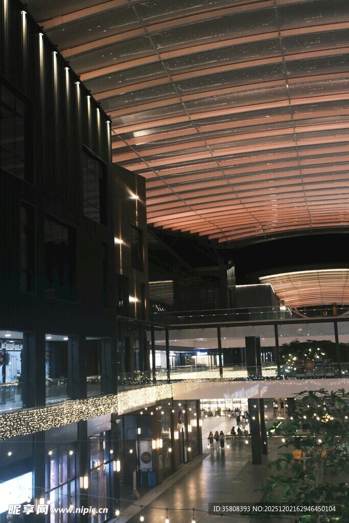 现代商场内部夜景