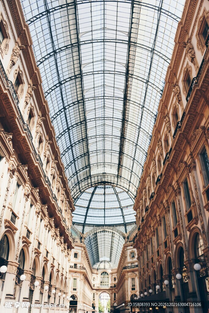 华丽玻璃穹顶的室内长廊