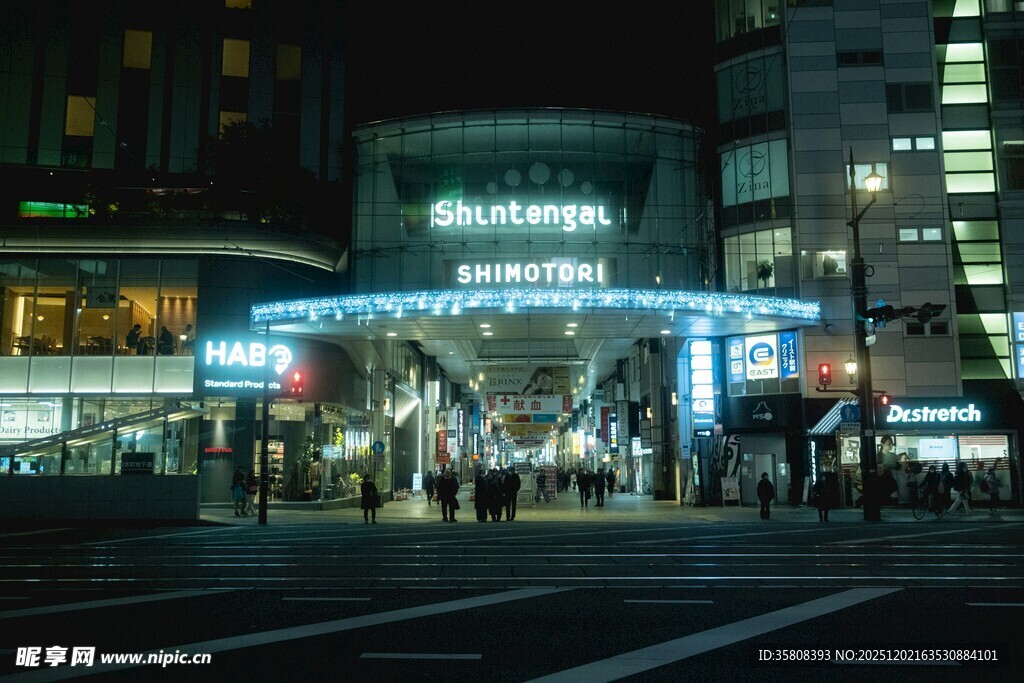 夜晚繁华的车站入口