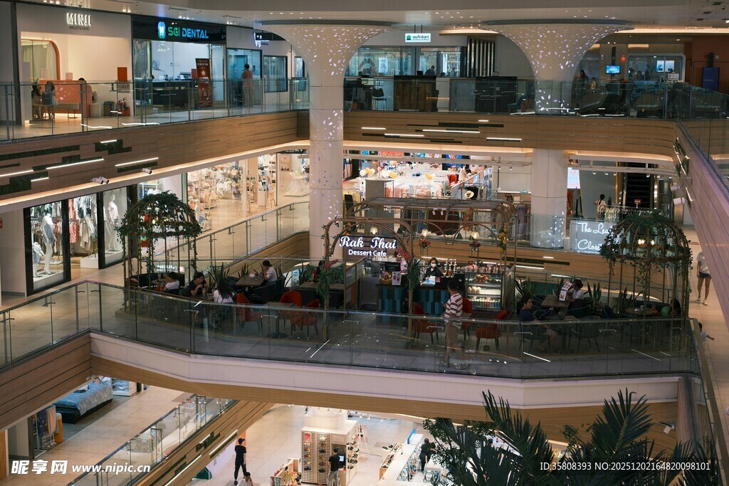 商场内部景象
