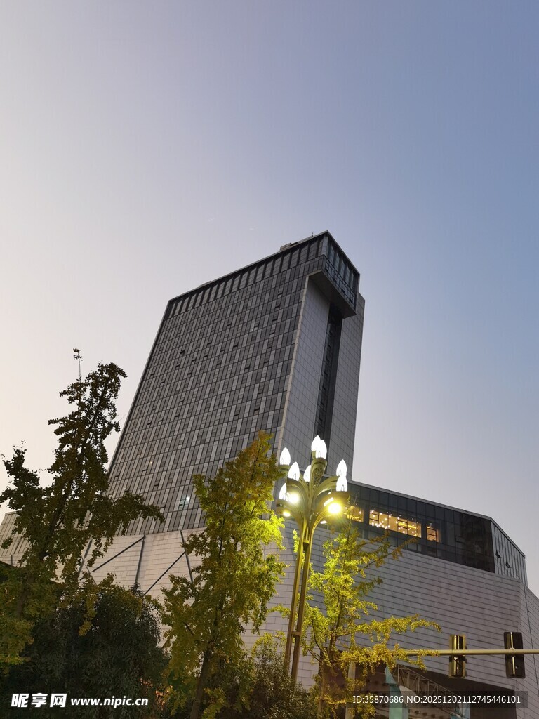 现代风格建筑外观夜景