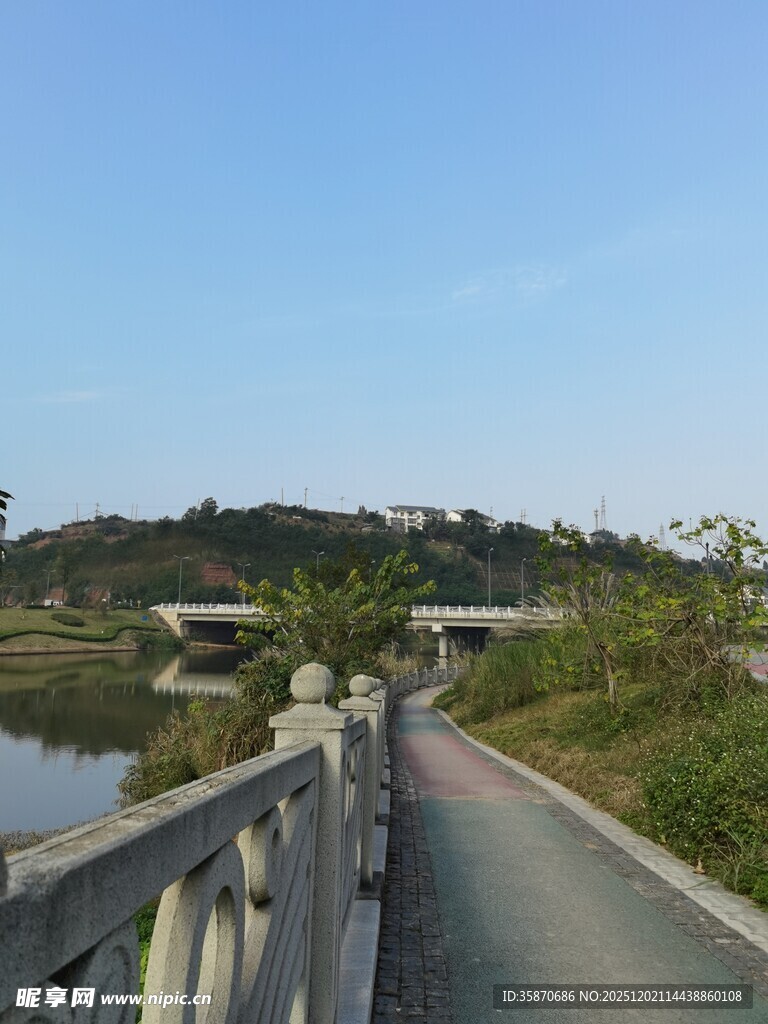 湖畔小路风景