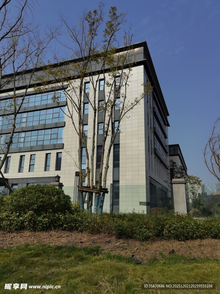 现代风格办公楼外观