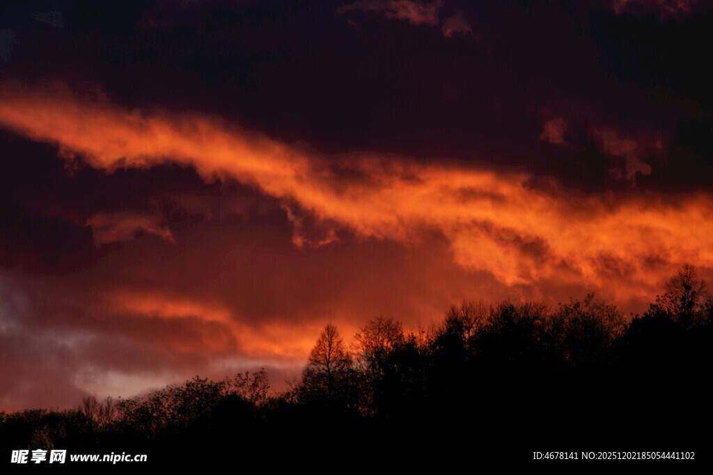 壮丽晚霞中的山林剪影