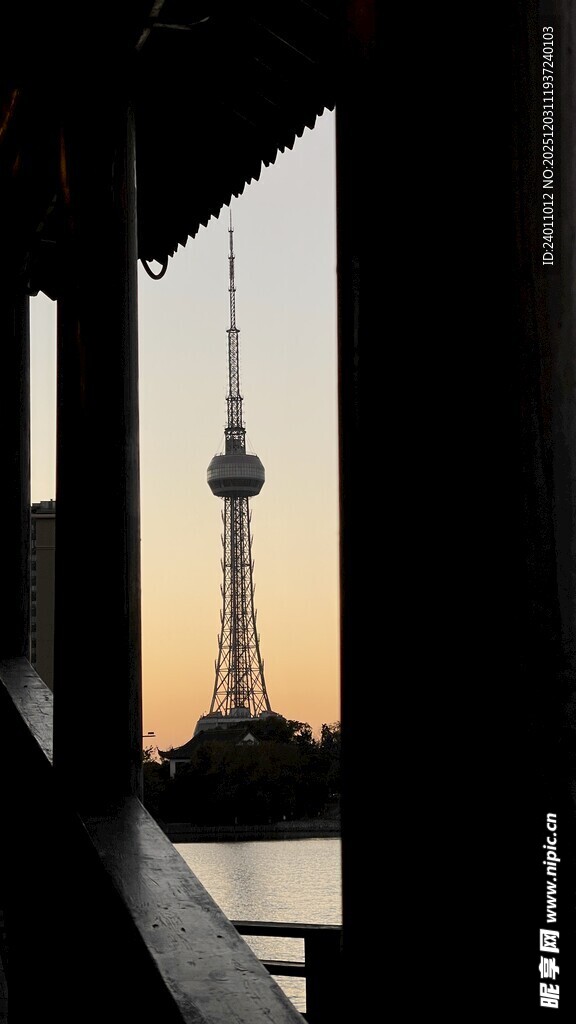 透过窗看城市地标建筑