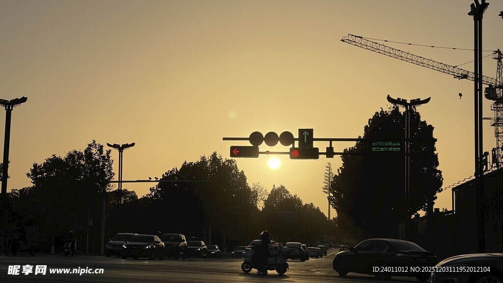 夕阳下的城市交通景象