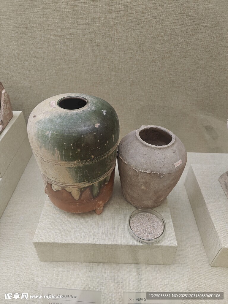 古代陶罐展示