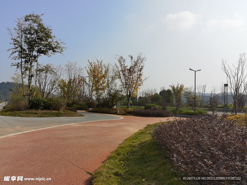 户外开阔的休闲道路景观