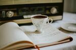 复古氛围下的咖啡与书卷
