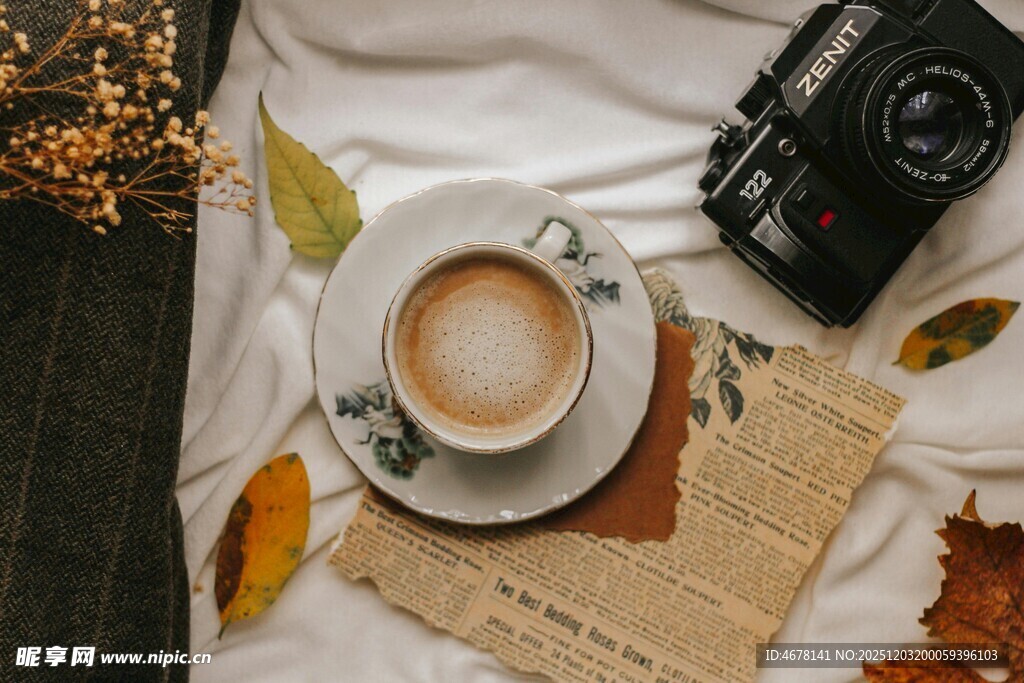秋日床畔的咖啡与相机时光