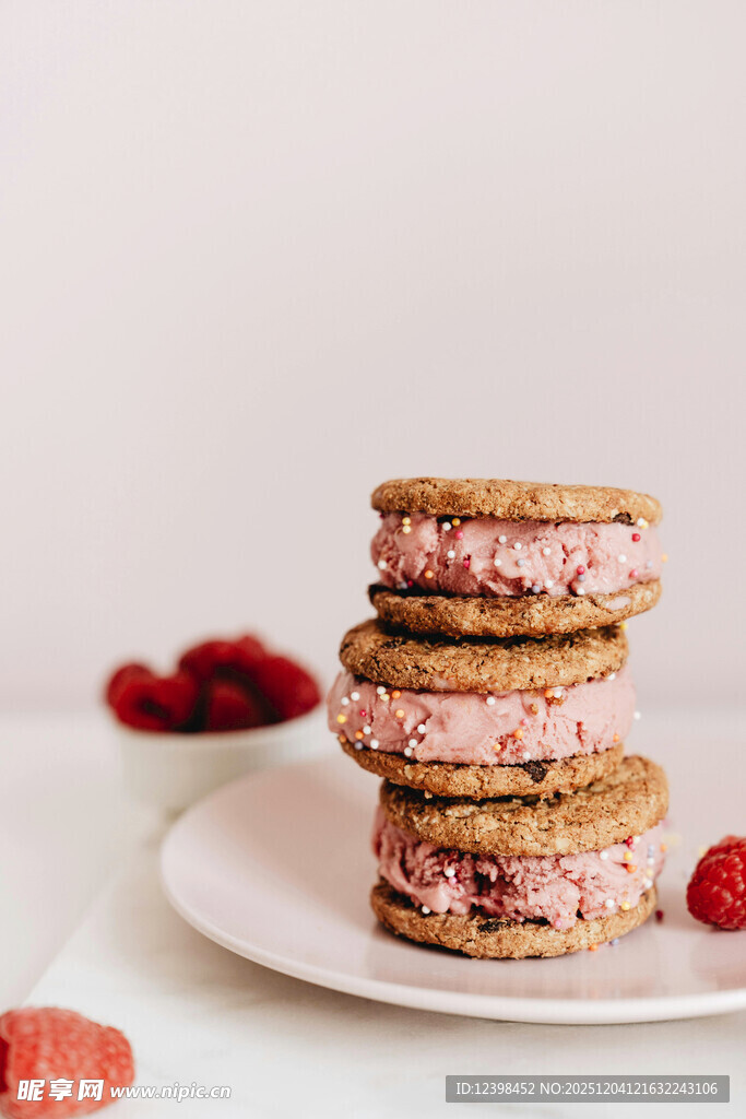 草莓夹心饼干堆叠在白盘上