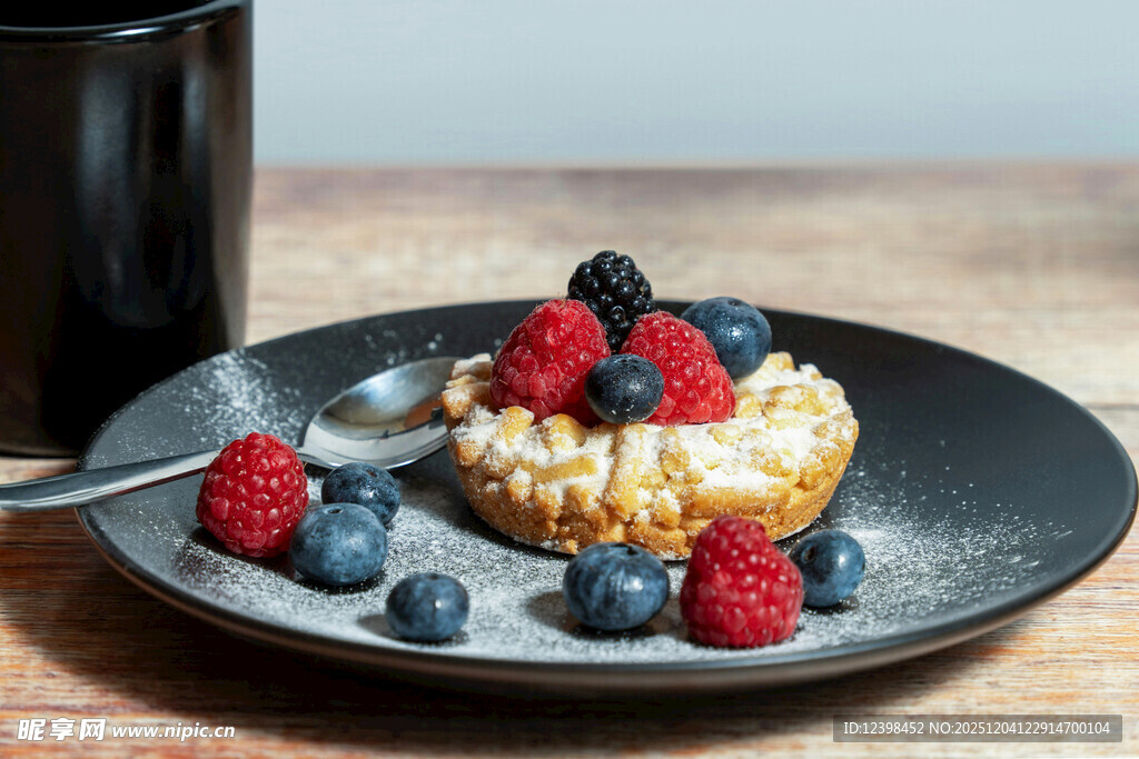 浆果松饼配咖啡早餐时光