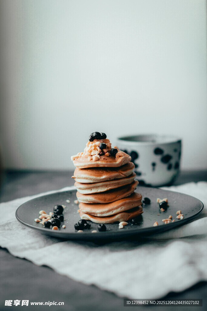 美味松饼配蓝莓与咖啡