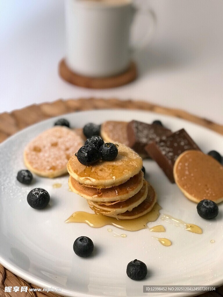 美味松饼配蓝莓与糖浆