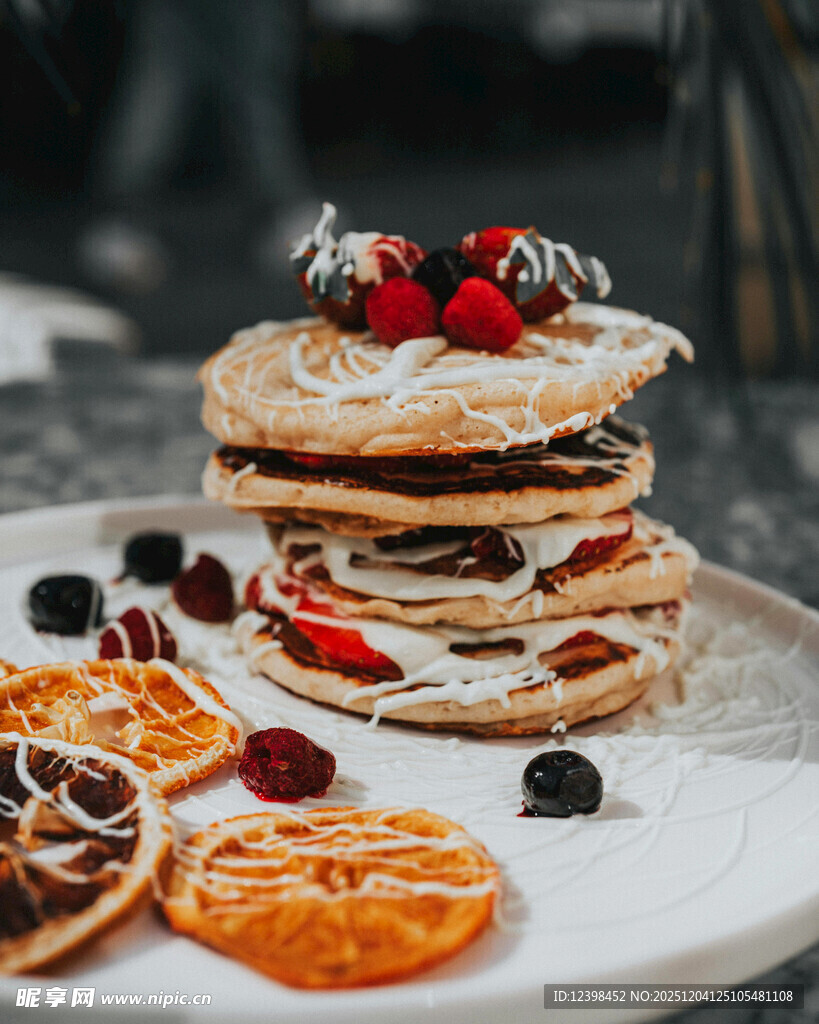 美味多层松饼配多样水果