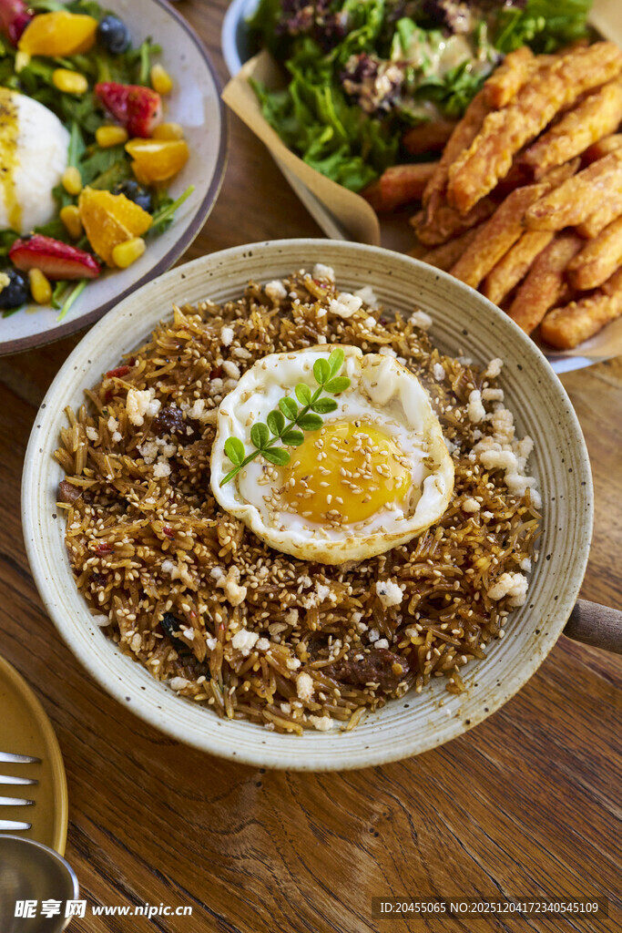 美味拌饭配煎蛋与配菜