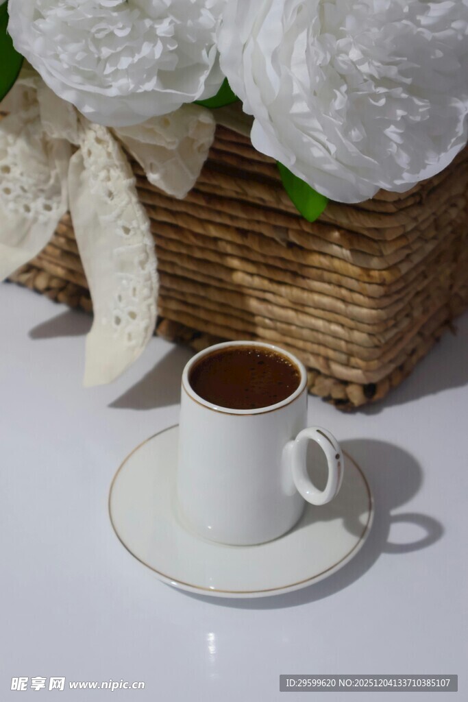 白色瓷杯咖啡与装饰花