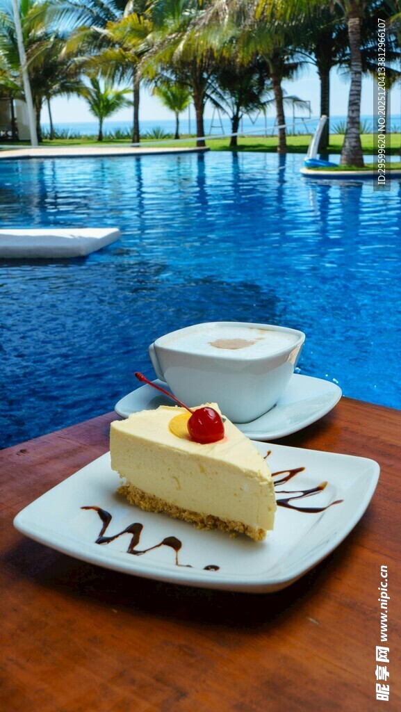 泳池畔的精致甜点咖啡