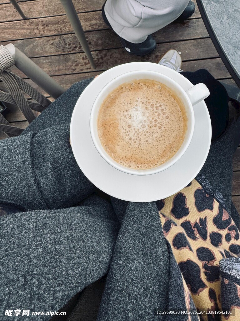 腿上的热咖啡与惬意时光