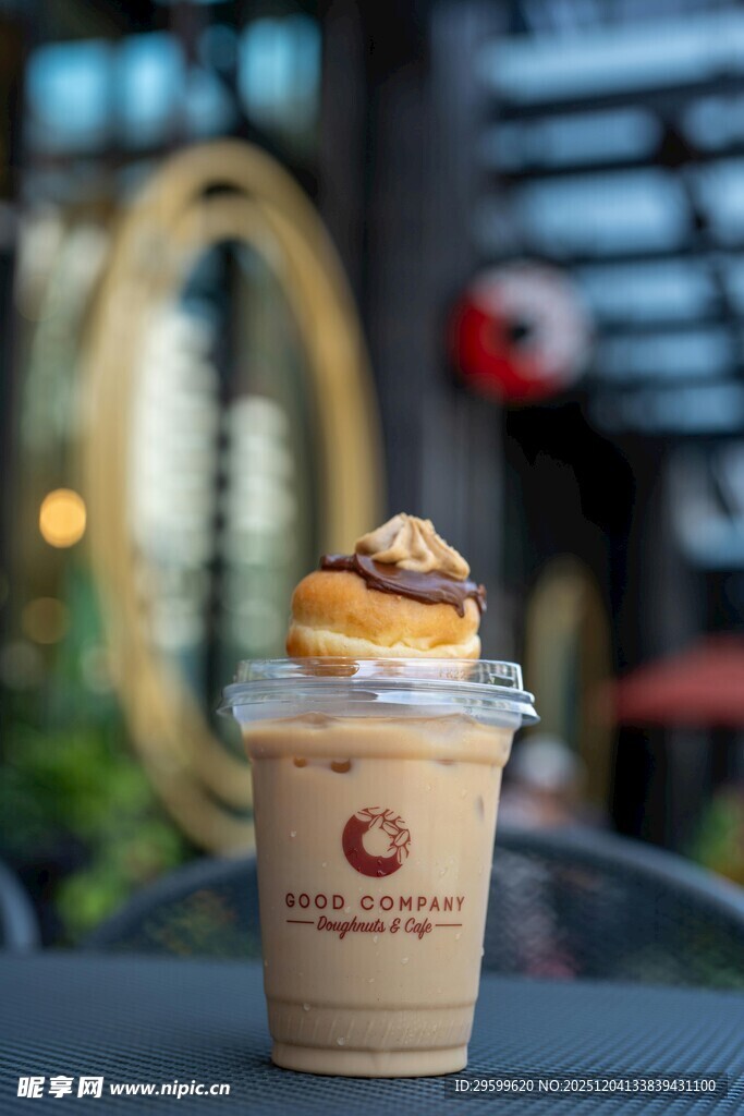 精致杯装肉桂卷咖啡饮品