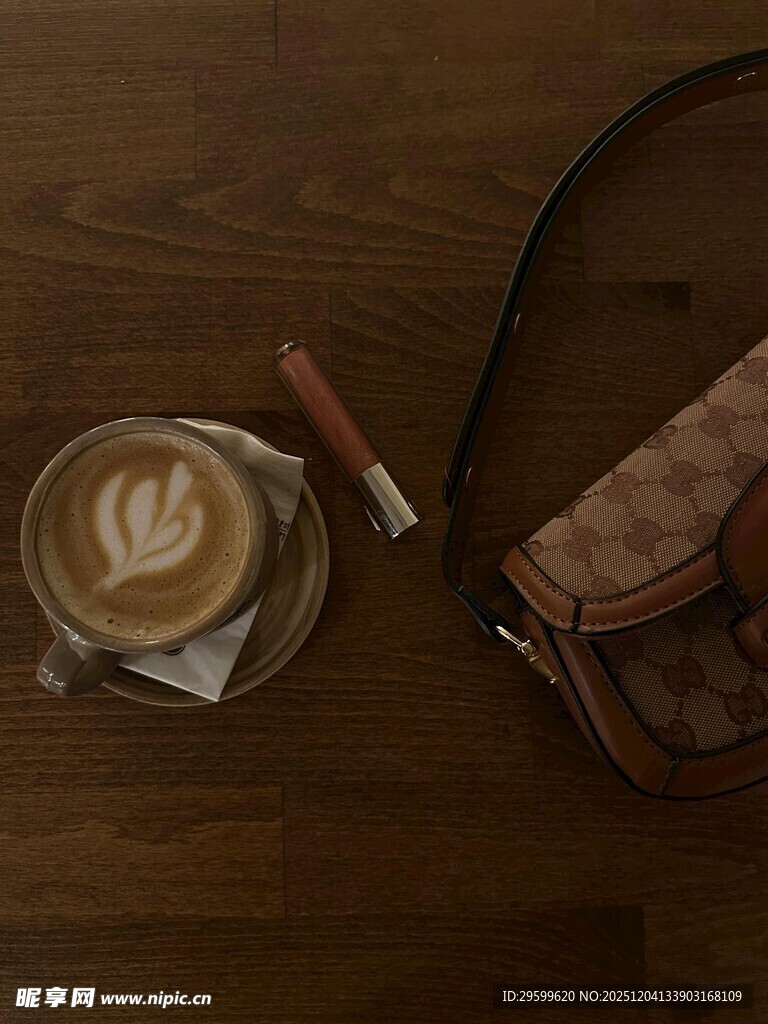 木质桌上的咖啡与时尚挎包