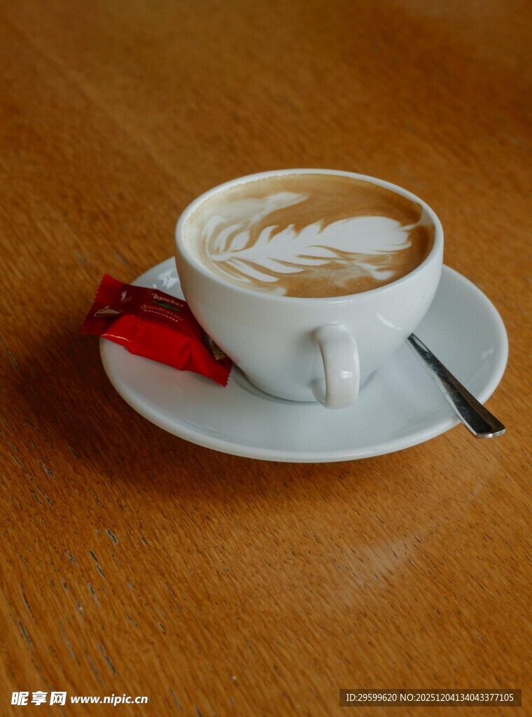 精致拉花咖啡置于木桌