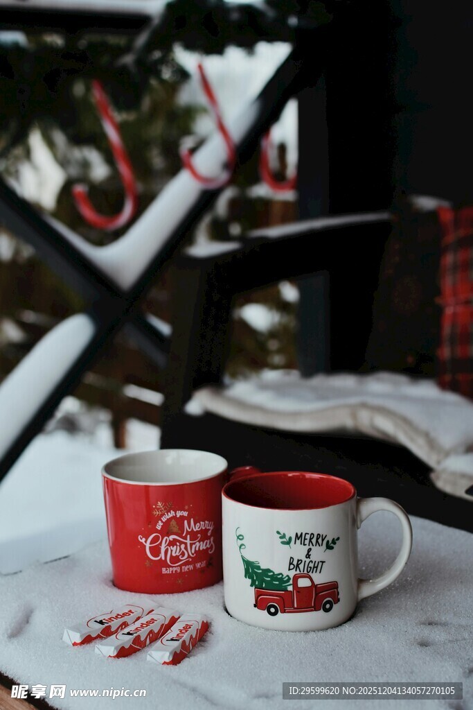 冬日户外的温馨咖啡时光