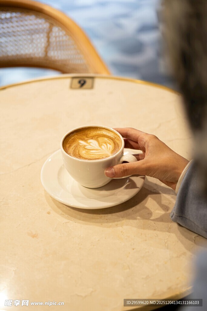 手捧精美拉花咖啡