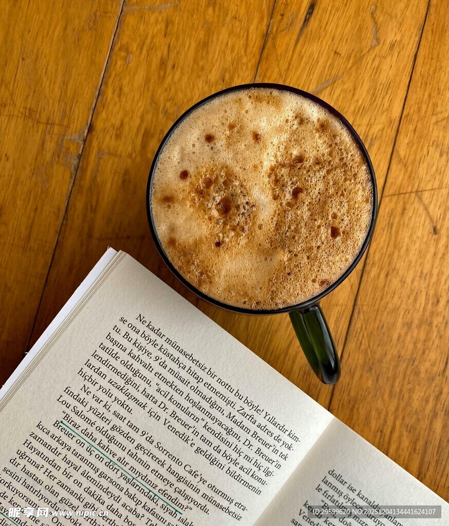 咖啡相伴的惬意阅读时光