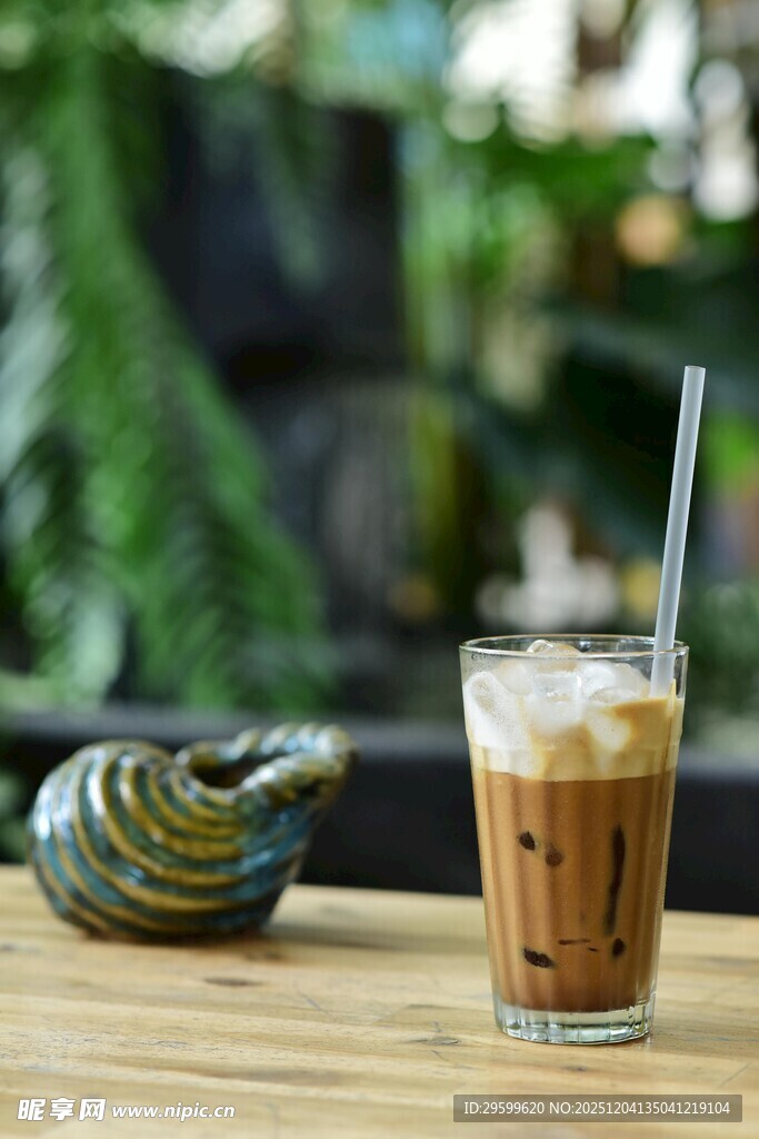 木质桌上的冰咖啡与摆件