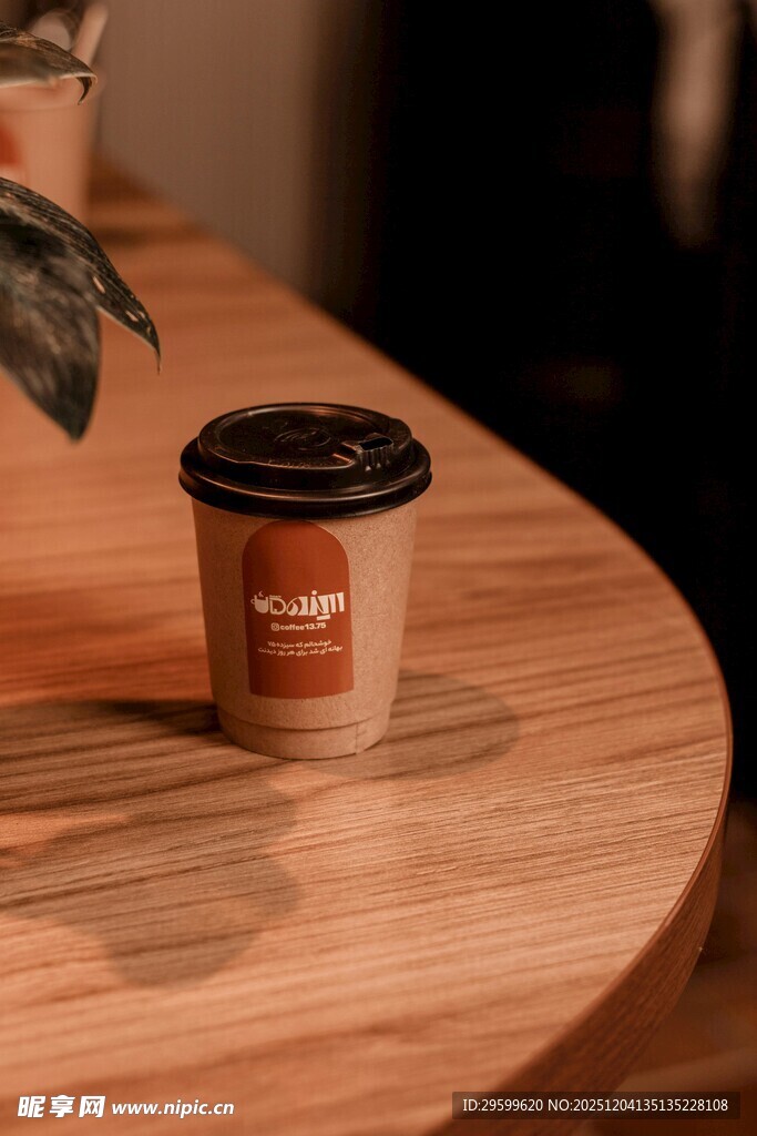 木质桌上的一杯咖啡