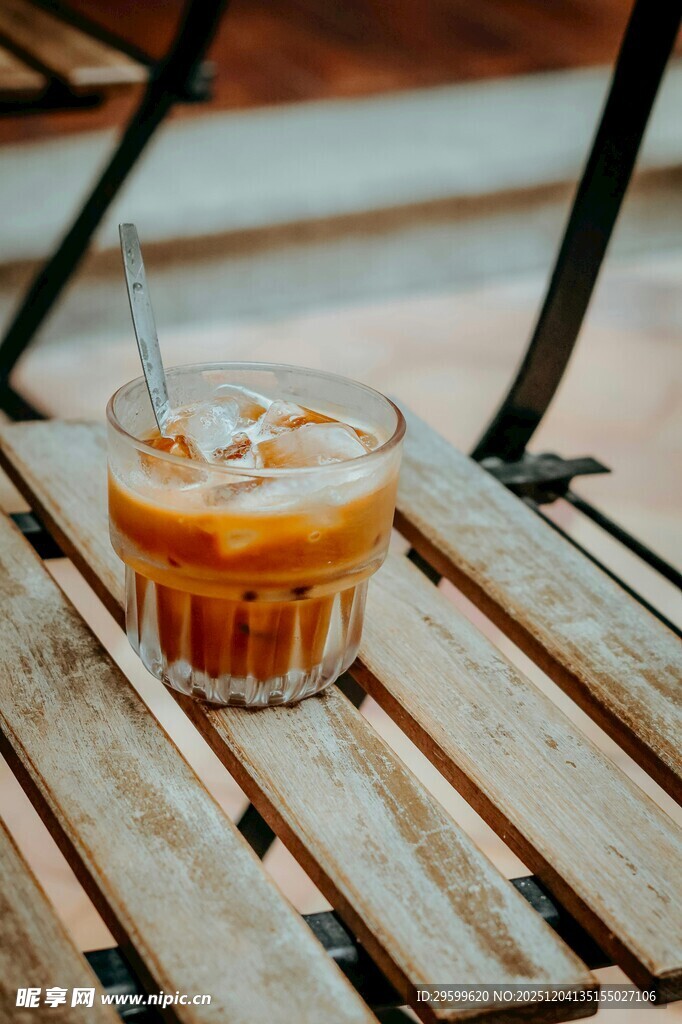 木桌上的冰咖啡饮品
