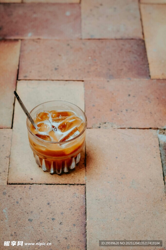 户外瓷砖上的冰咖啡