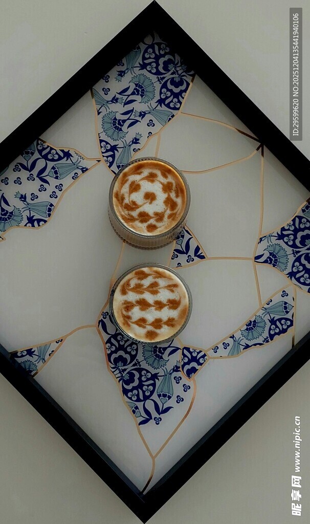 青花瓷盘上的两枚糕点